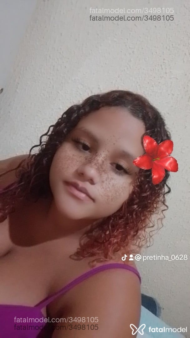 Acompanhante mulher com cabelo colorido de olhos castanhos - Ana Clara Teles