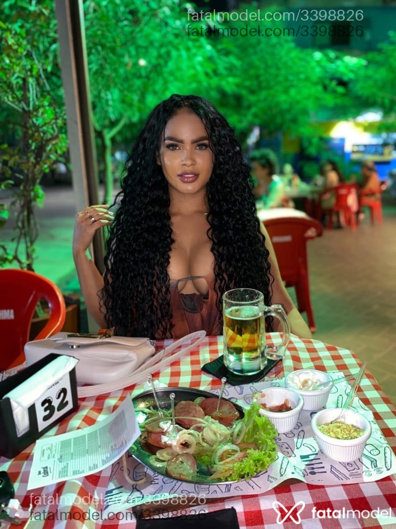 Acompanhante mulher morena (o) de olhos verdes - Cami maia