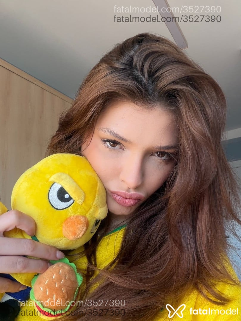 Acompanhante mulher loira (o) de olhos castanhos - Chloe Beckman