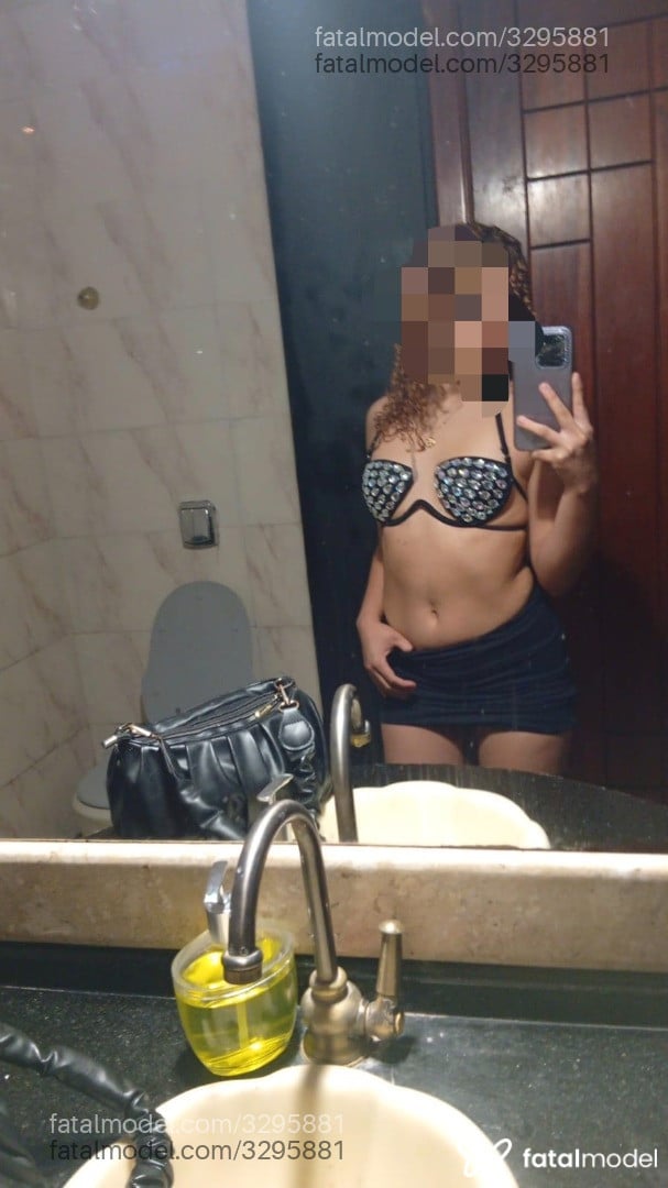 Acompanhante mulher ruiva (o) de olhos pretos - Emília Acompanhante mulher ruiva (o) de olhos pretos - Emília