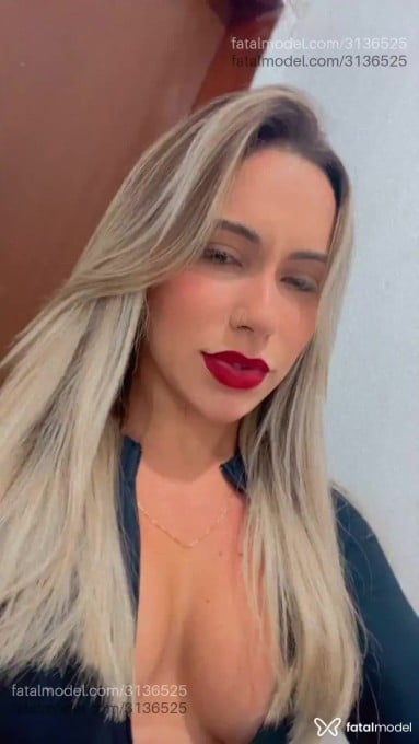 Acompanhante mulher loira (o) de olhos pretos - Lohana Acompanhante mulher loira (o) de olhos pretos - Lohana