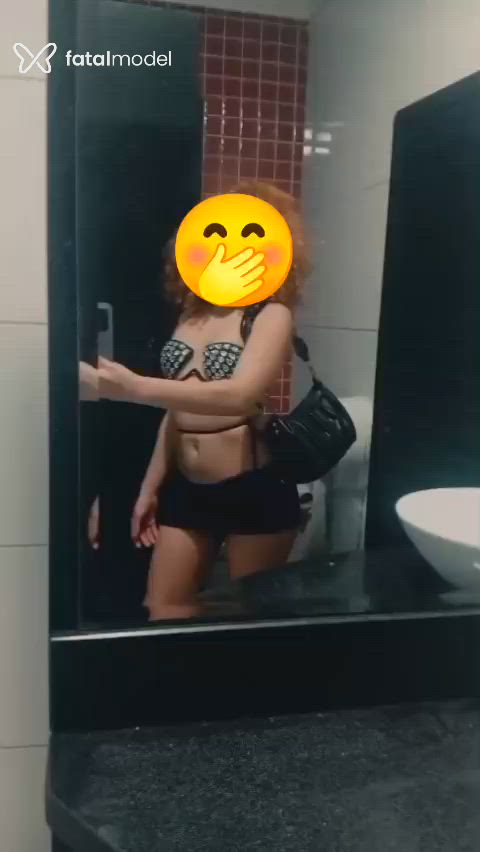 Acompanhante mulher ruiva (o) de olhos pretos - Emília Acompanhante mulher ruiva (o) de olhos pretos - Emília