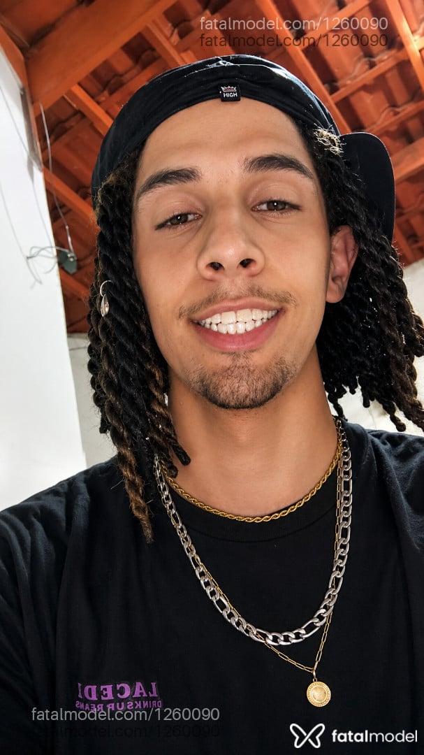 Acompanhante homem com cabelo castanho de olhos mel - Arcanjo