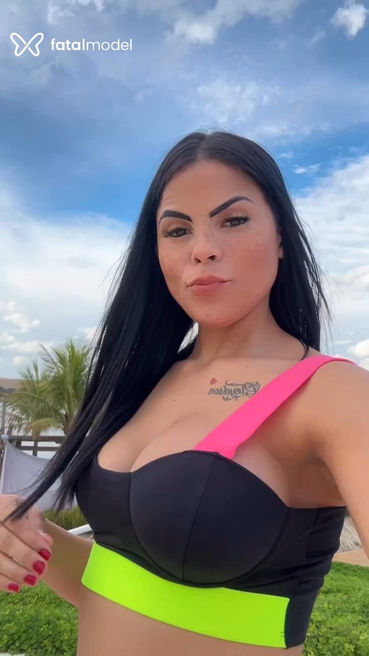 Acompanhante mulher morena (o) de olhos pretos - Manu Stelly