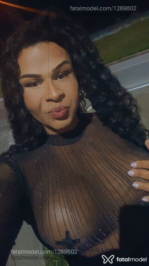 Acompanhante travesti com cabelo colorido de olhos mel - Amanda