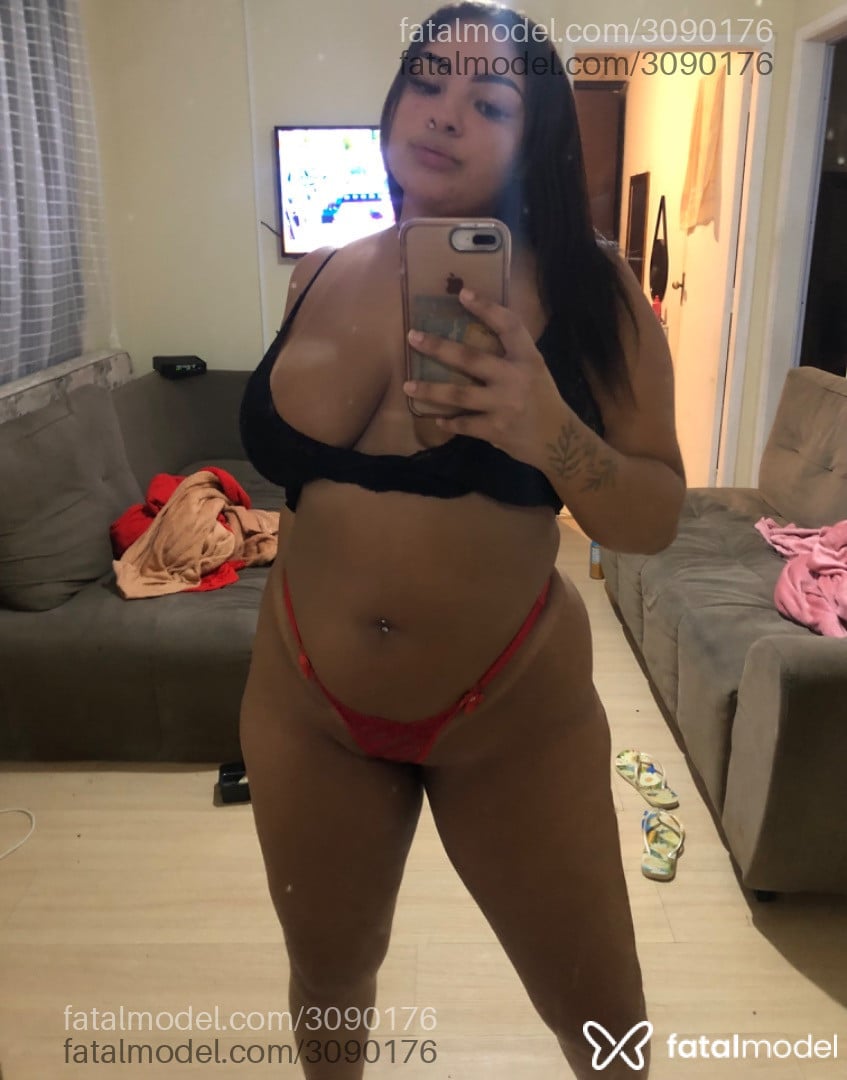 Acompanhante mulher morena (o) de olhos pretos - Beatriz
