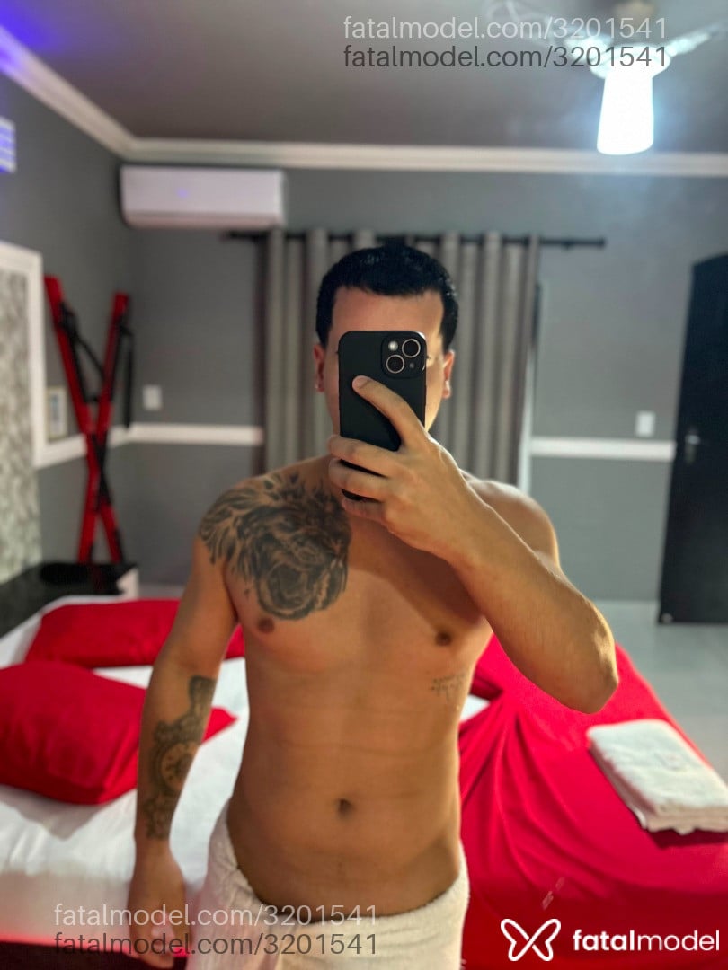 Acompanhante homem com cabelo castanho de olhos castanhos - Joab Silva