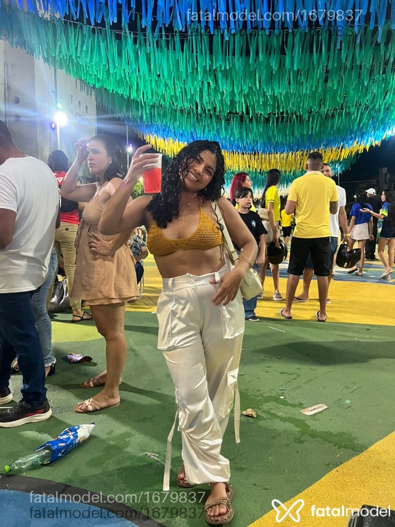 Acompanhante mulher morena (o) de olhos pretos - Morena