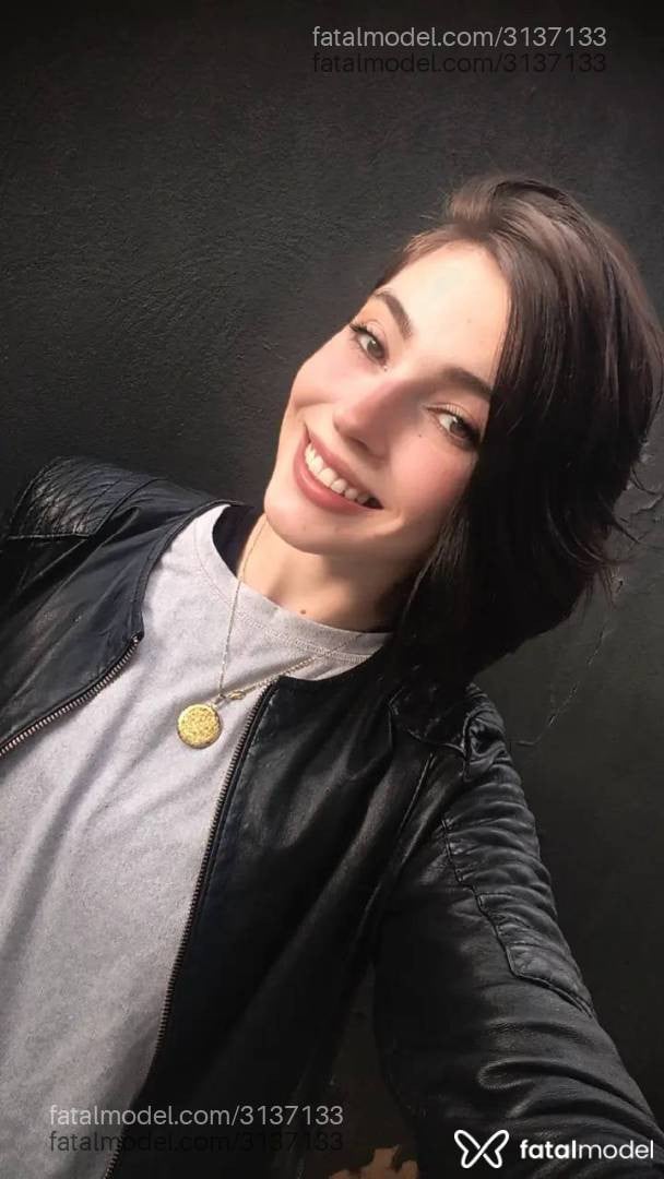 Acompanhante mulher morena (o) de olhos mel - Lili