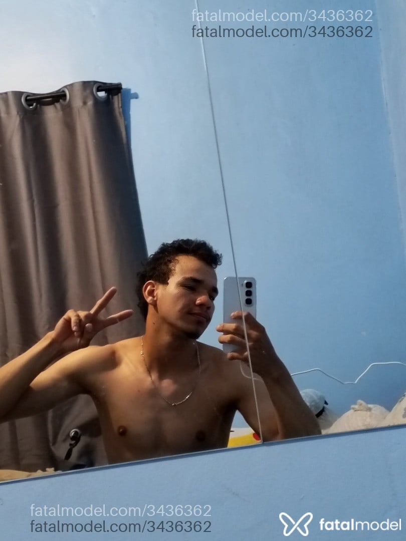 Acompanhante homem com cabelo castanho de olhos castanhos - Alexi