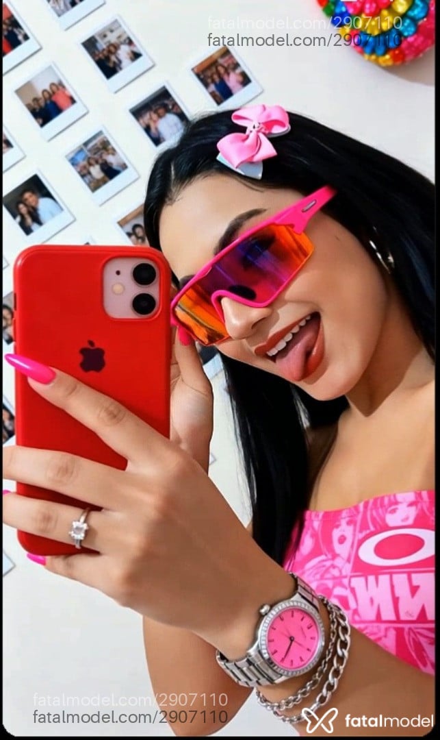 Acompanhante não-binário com cabelo castanho de olhos castanhos - Sthefany Catrine