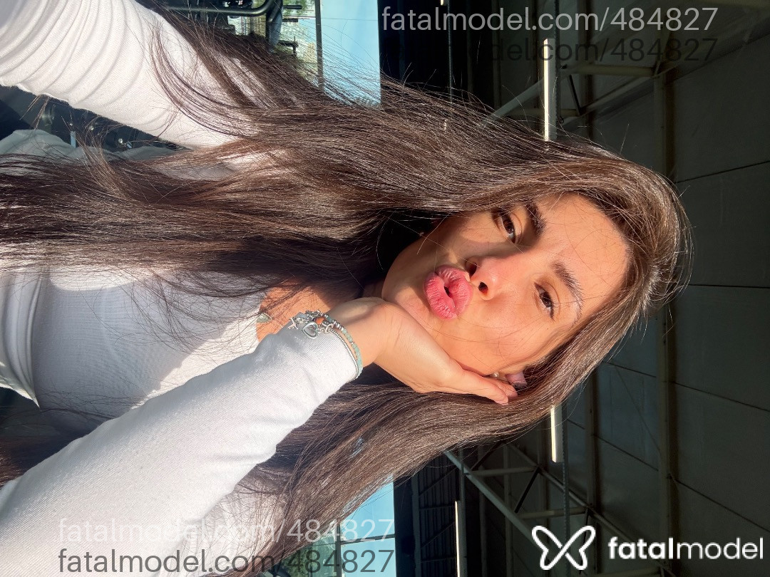 Acompanhante mulher com cabelo castanho de olhos castanhos - Marina
