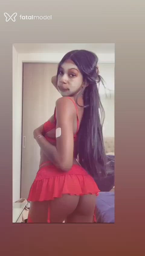 Acompanhante mulher trans morena (o) de olhos pretos - Júlia Frasseti