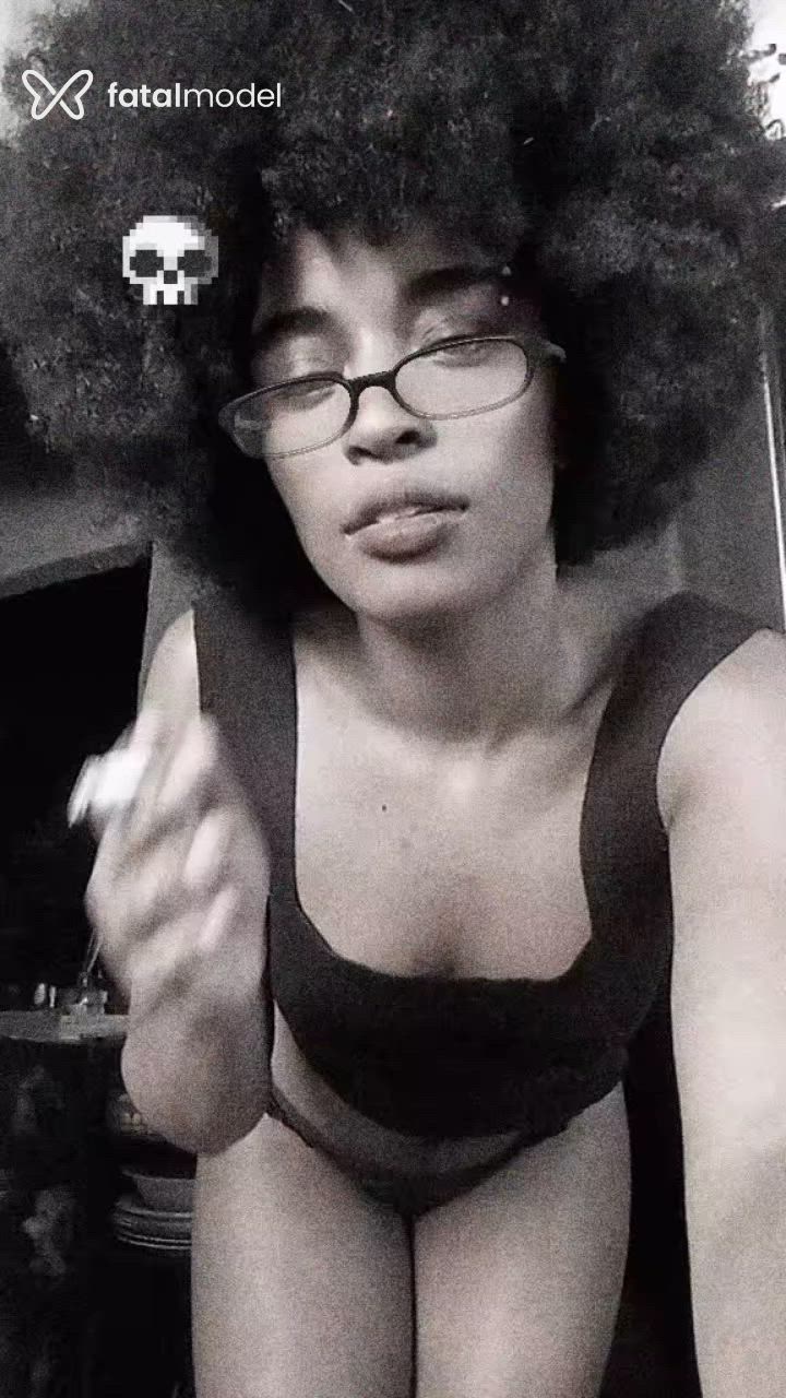 Acompanhante mulher morena (o) de olhos pretos - Evyll