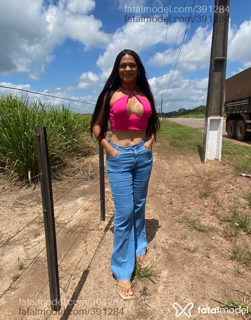 Acompanhante mulher trans com cabelo castanho de olhos mel - Kamylla Travestir