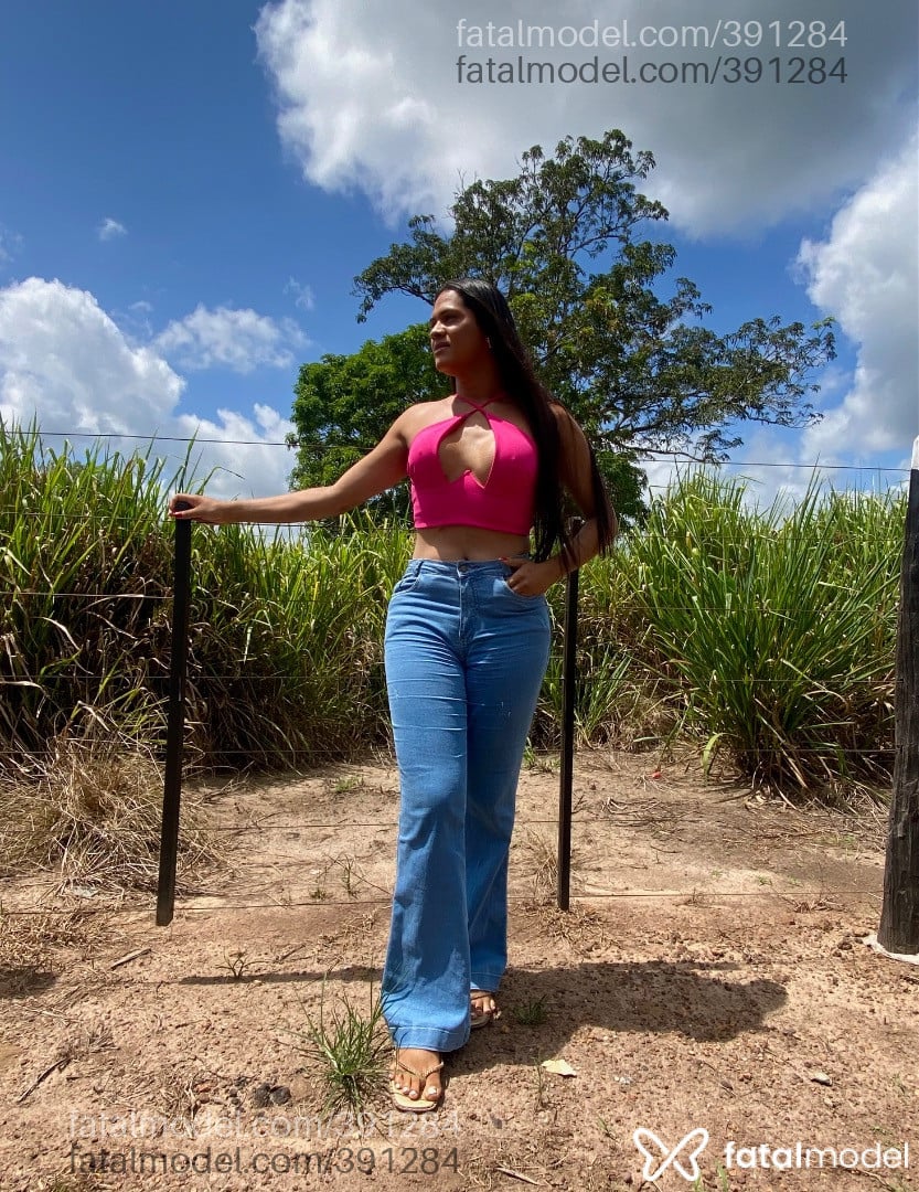 Acompanhante mulher trans com cabelo castanho de olhos mel - Kamylla Travestir