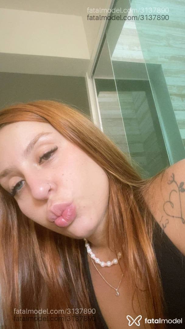 Acompanhante mulher ruiva (o) de olhos azuis - Alice