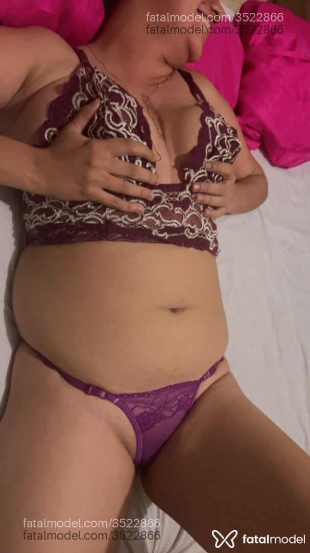 Acompanhante mulher morena (o) de olhos pretos - Yasmin