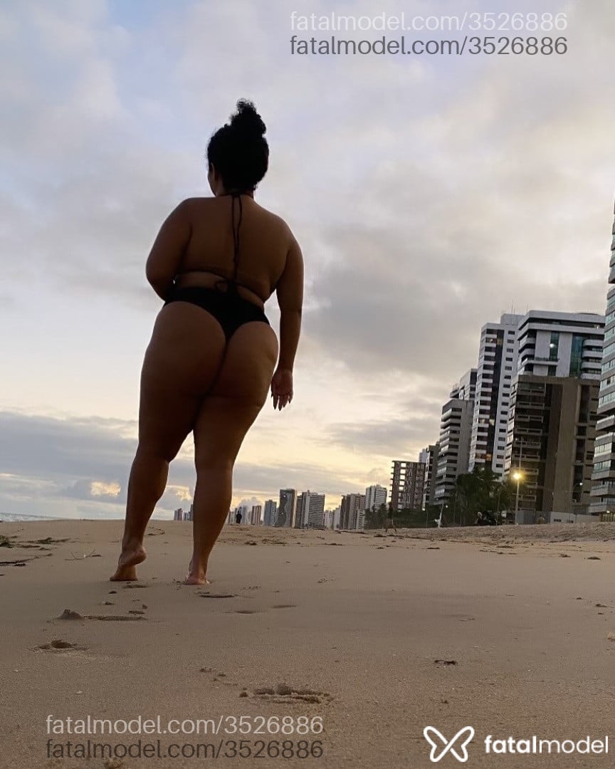 Acompanhante mulher loira (o) de olhos castanhos - Beatriz