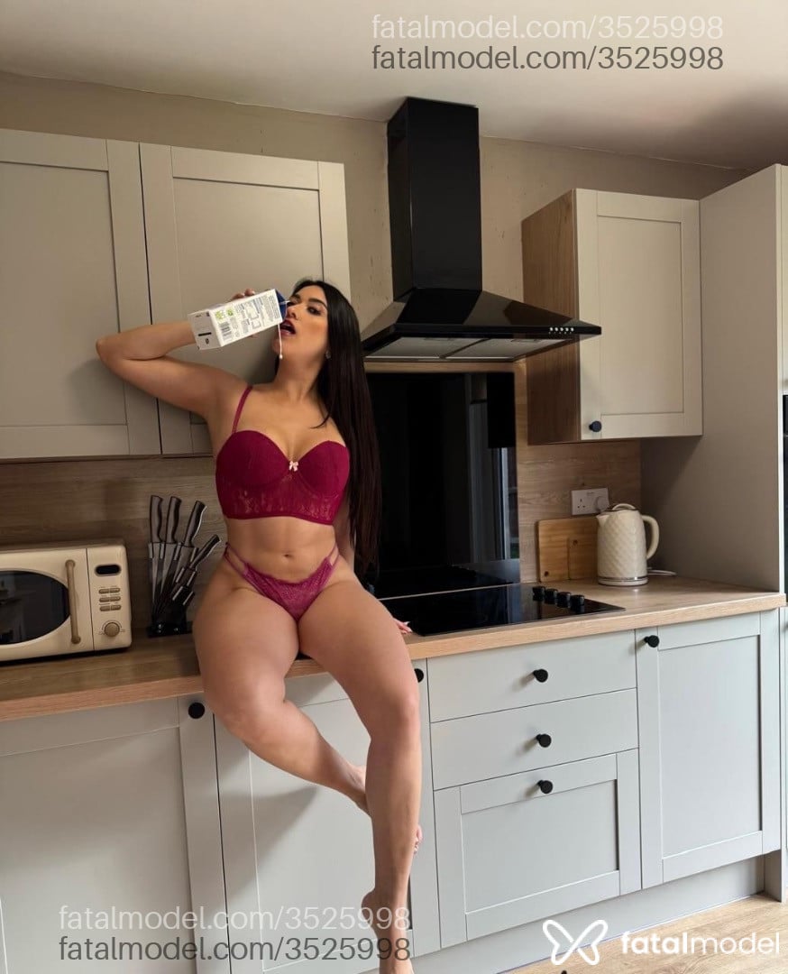 Acompanhante mulher morena (o) de olhos castanhos - Sofia