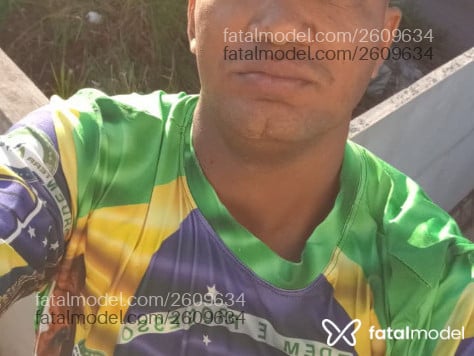 Acompanhante homem com cabelo grisalho de olhos castanhos - Rrikino
