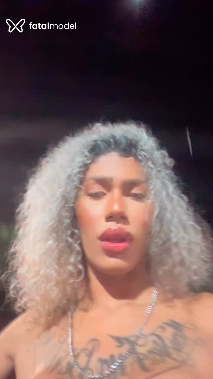 Acompanhante mulher trans loira (o) de olhos verdes - Yannynha