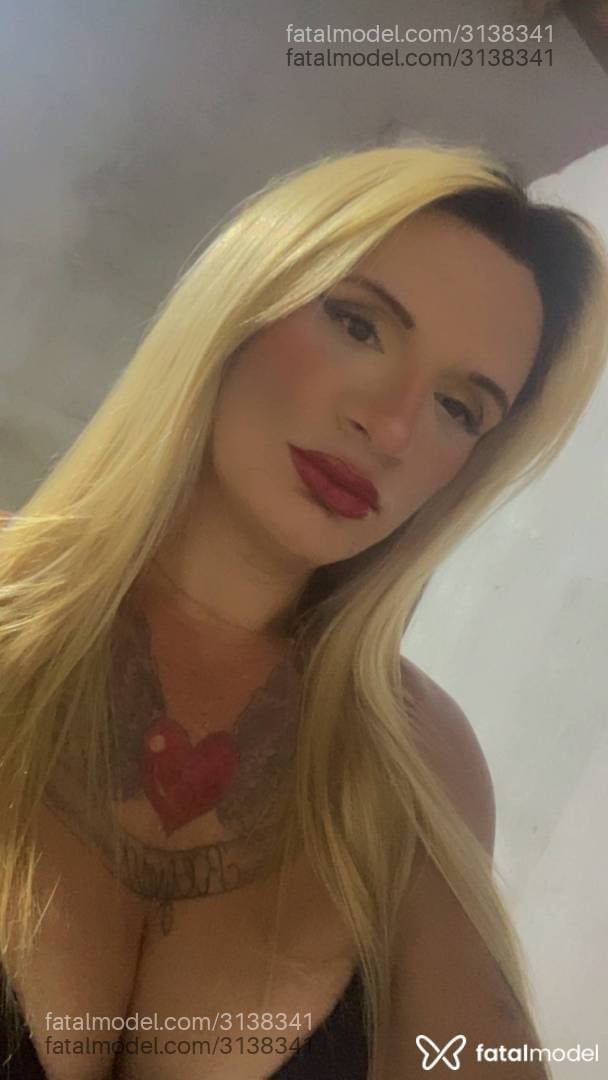 Acompanhante mulher trans loira (o) de olhos castanhos - Alice Lima