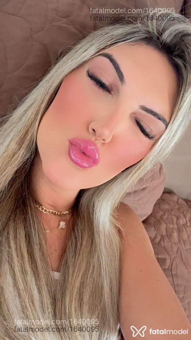 Acompanhante mulher trans loira (o) de olhos pretos - Poliane