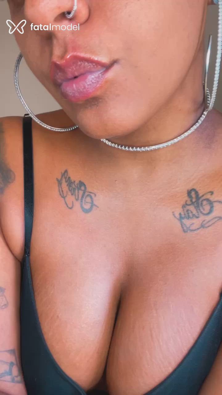 Acompanhante mulher loira (o) de olhos pretos - Stella
