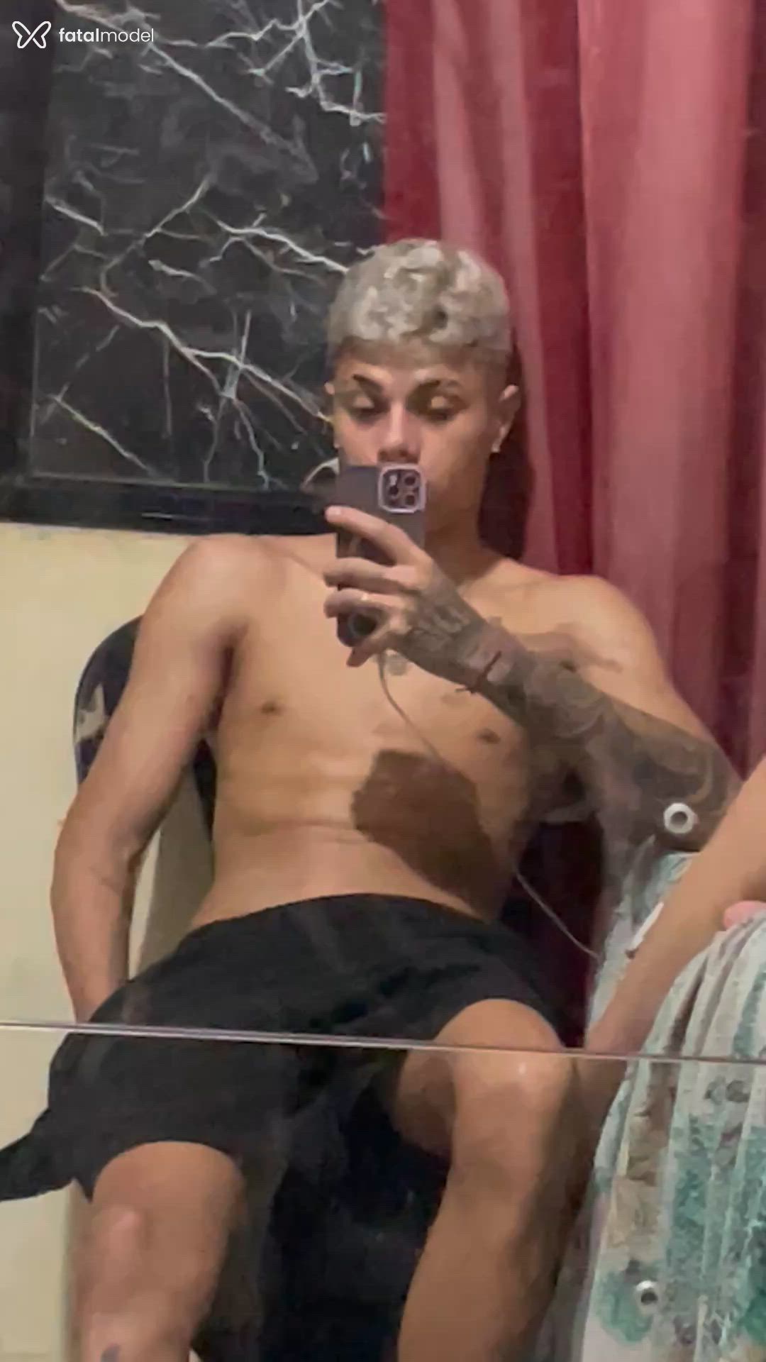 Acompanhante homem com cabelo castanho de olhos mel - Jimmys Acompanhante homem com cabelo castanho de olhos mel - Jimmys