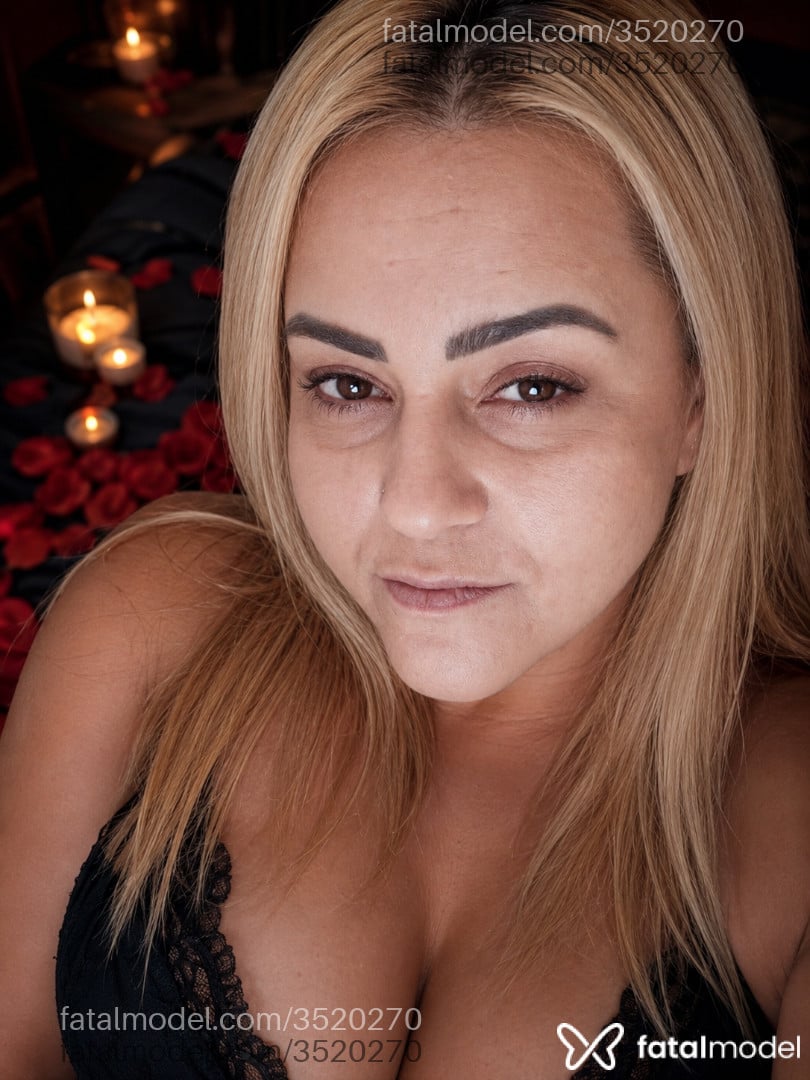 Acompanhante mulher loira (o) de olhos castanhos - Luana