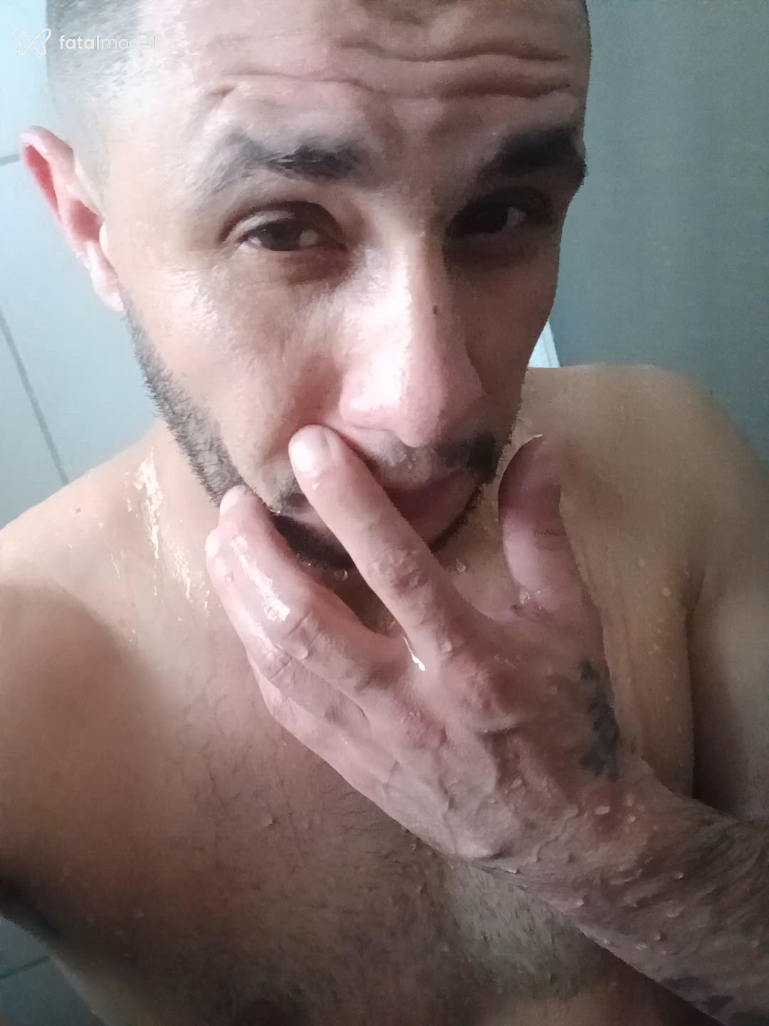 Acompanhante homem com cabelo castanho de olhos castanhos - Henroquemoreno