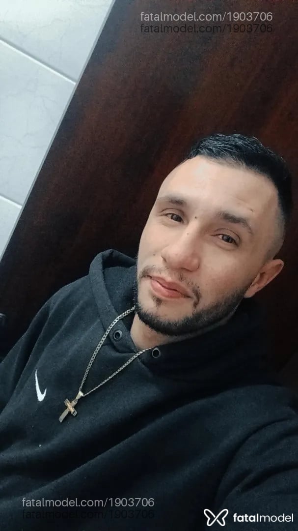 Acompanhante homem com cabelo castanho de olhos castanhos - Henroquemoreno