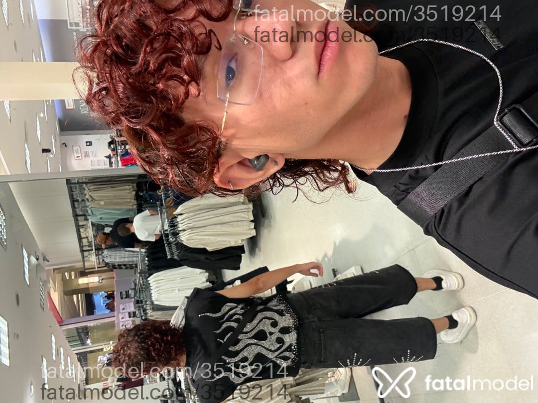 Acompanhante homem com cabelo colorido de olhos castanhos - Danilo