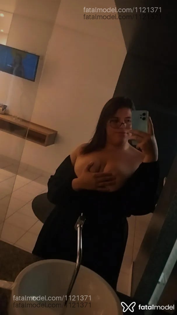 Acompanhante mulher trans morena (o) de olhos mel - Lua