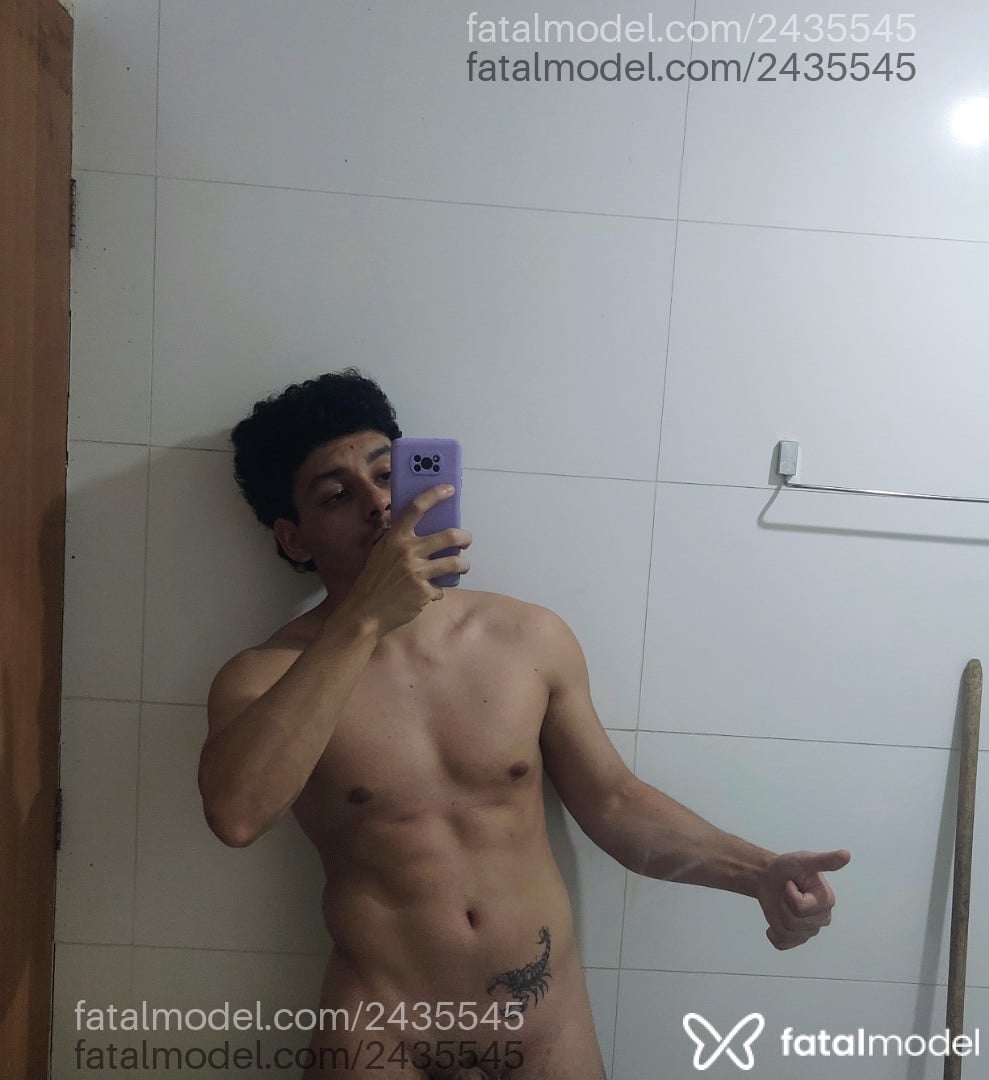 Acompanhante homem morena (o) de olhos castanhos - Ashtray