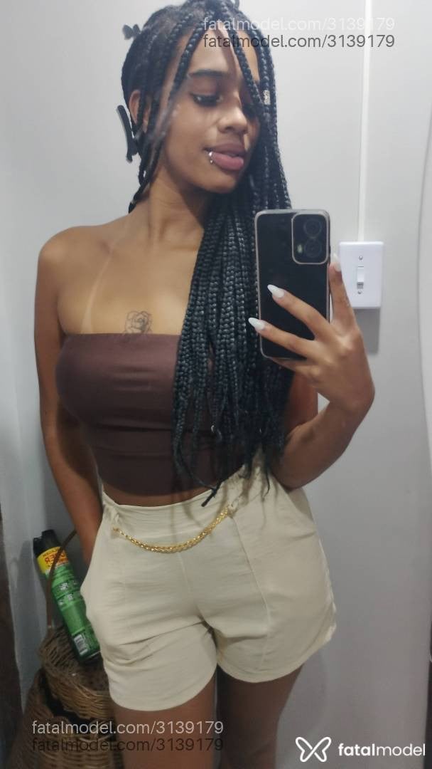 Acompanhante mulher morena (o) de olhos castanhos - Naiomi Sinclair