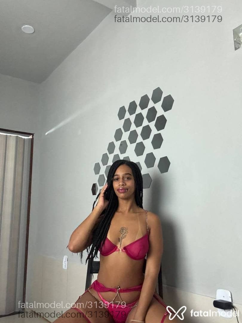 Acompanhante mulher morena (o) de olhos castanhos - Naiomi Sinclair