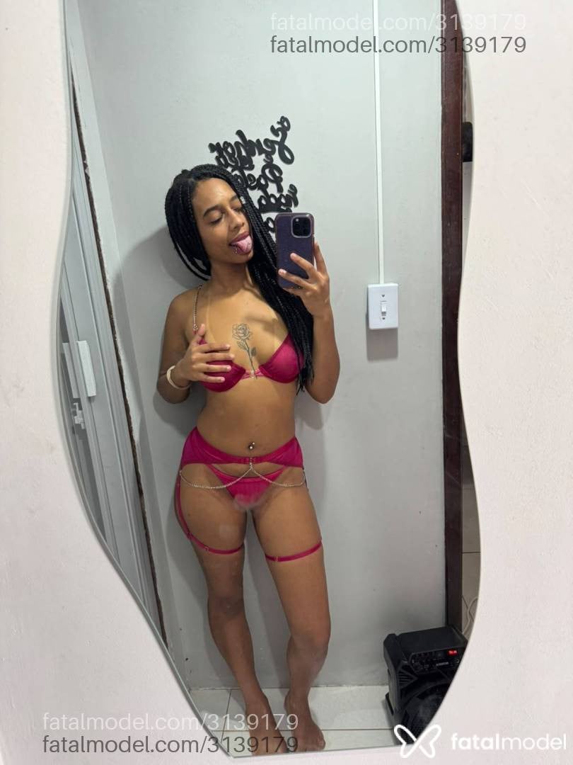 Acompanhante mulher morena (o) de olhos castanhos - Naiomi Sinclair