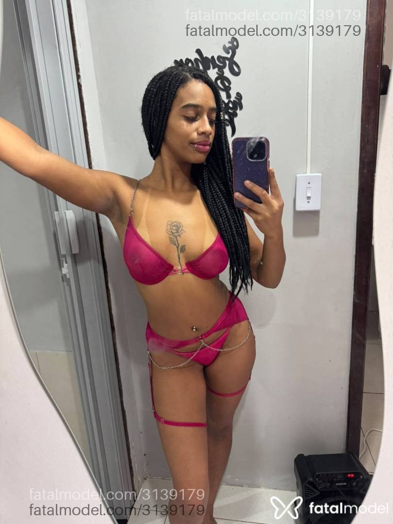 Acompanhante mulher morena (o) de olhos castanhos - Naiomi Sinclair