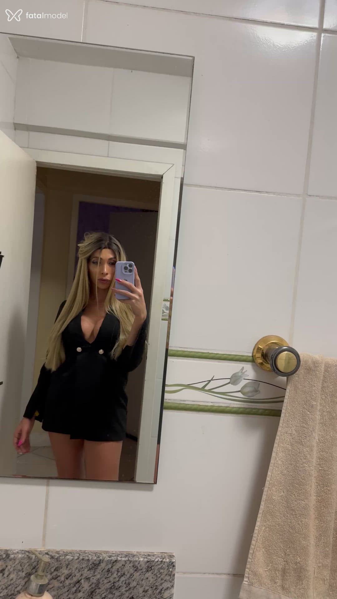 Acompanhante mulher trans loira (o) de olhos castanhos - Nathi