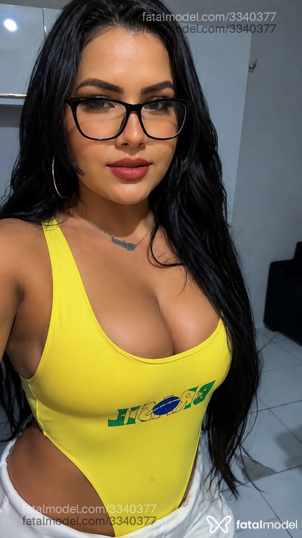 Acompanhante mulher morena (o) de olhos pretos - Lorena