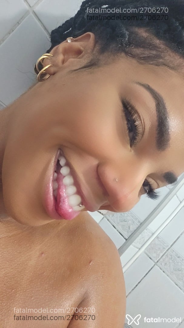 Acompanhante mulher com cabelo castanho de olhos pretos - Pantera Acompanhante mulher com cabelo castanho de olhos pretos - Pantera