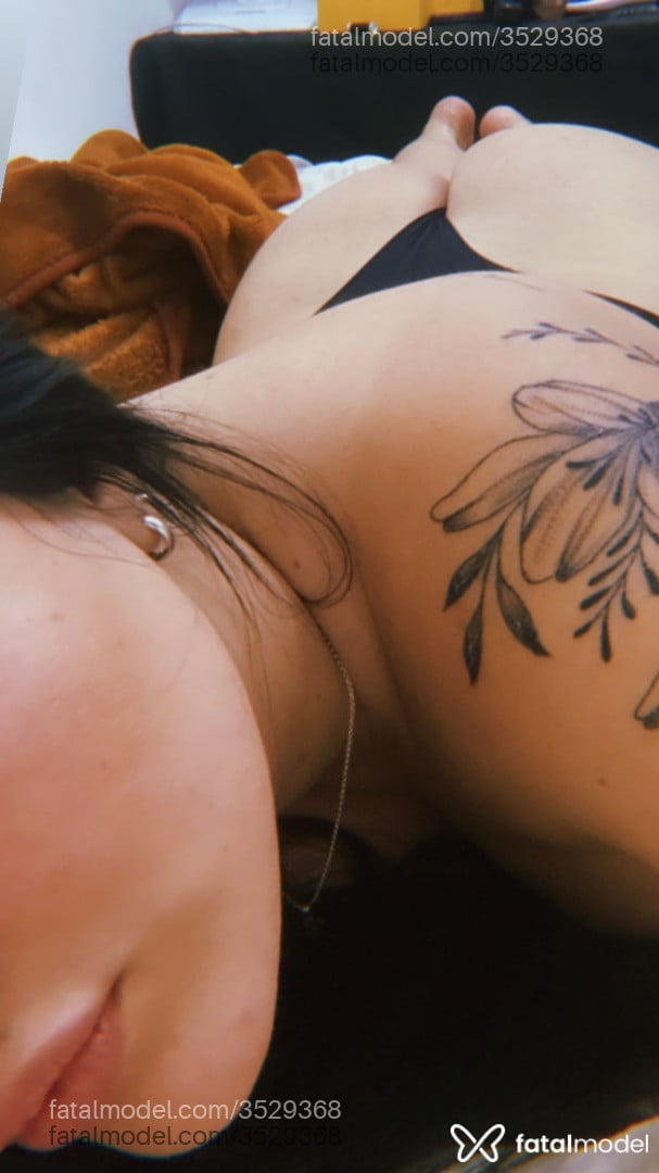 Acompanhante mulher morena (o) de olhos verdes - Victoria