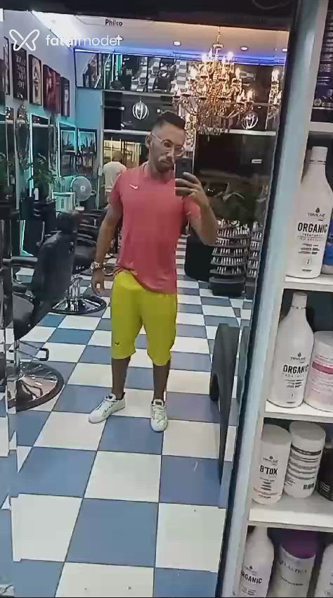 Acompanhante homem com cabelo castanho de olhos mel - Dan Lisboa Acompanhante homem com cabelo castanho de olhos mel - Dan Lisboa