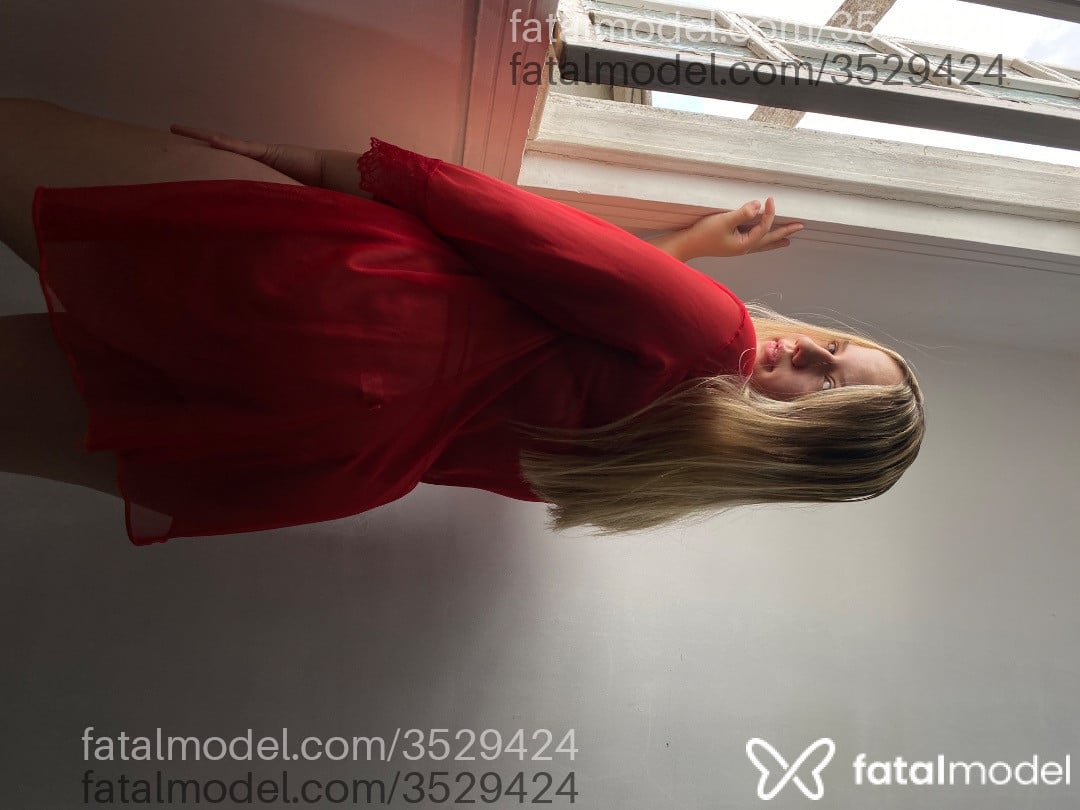 Acompanhante mulher loira (o) de olhos mel - Serena Loren