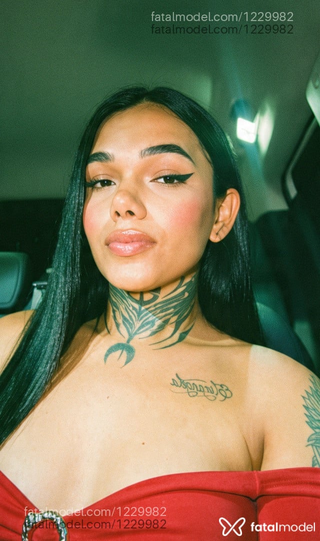 Acompanhante travesti morena (o) de olhos castanhos - Sophie Brito