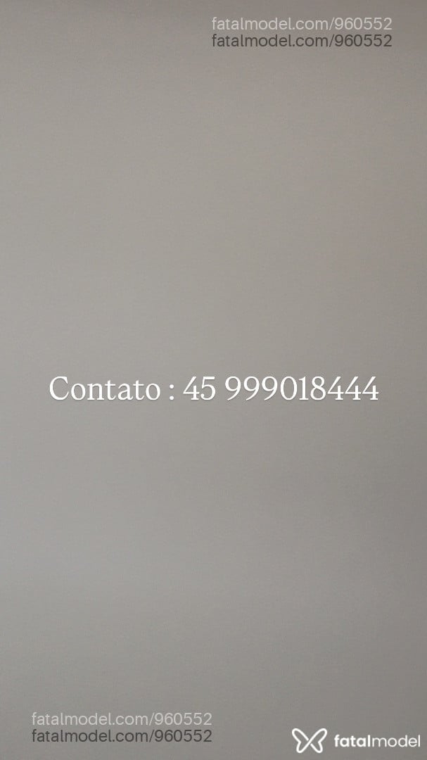 Acompanhante mulher trans com cabelo castanho de olhos mel - Marina