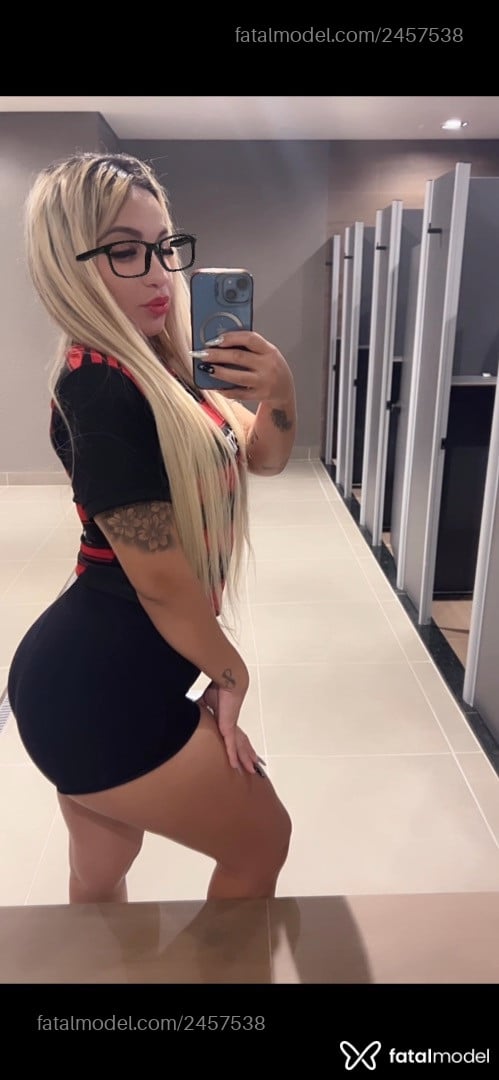 Acompanhante mulher loira (o) de olhos castanhos - Karol