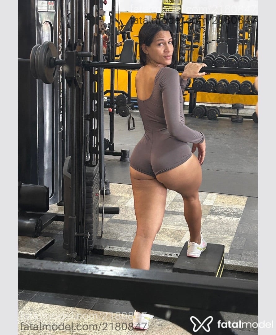 Acompanhante mulher trans morena (o) de olhos pretos - Rayyy Danadinh